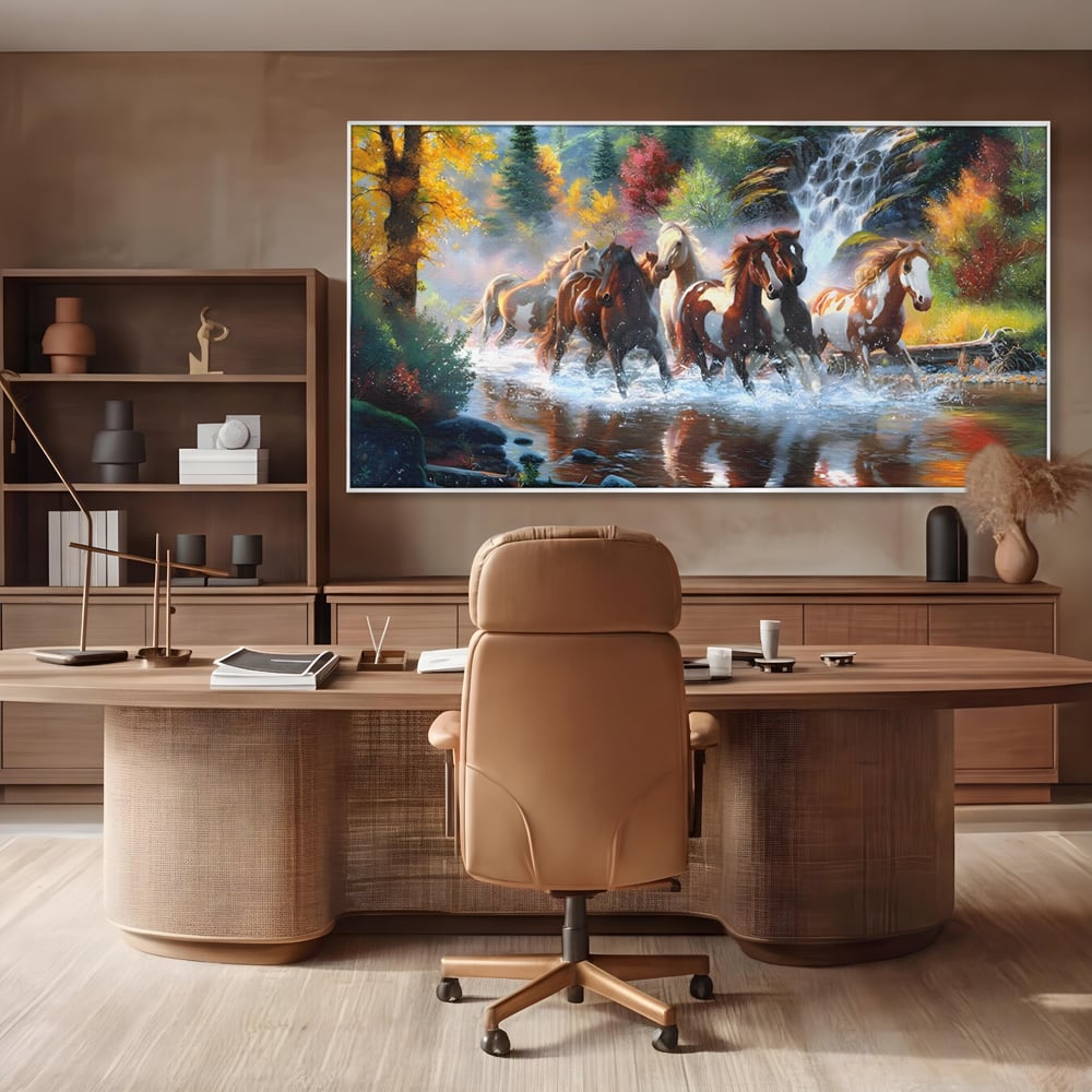Tablou canvas cu tablou canvas cu cai galopand prin apa, in rama de aluminiu argintiu, pe perete intr-un birou